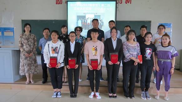 校企双方领导与受表彰同学合影.jpg