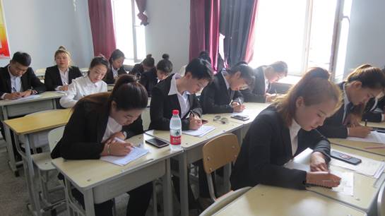 学生们开始认真答卷.jpg