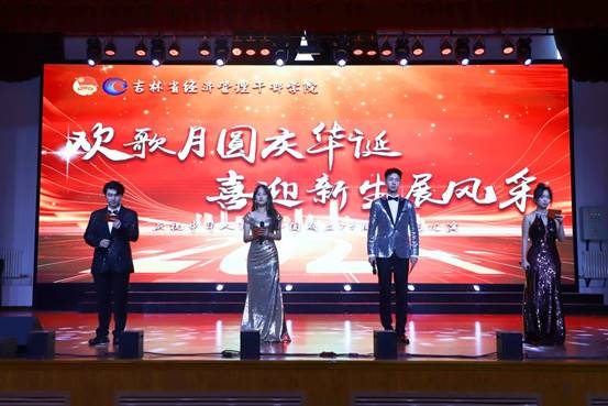 说明: 主持人